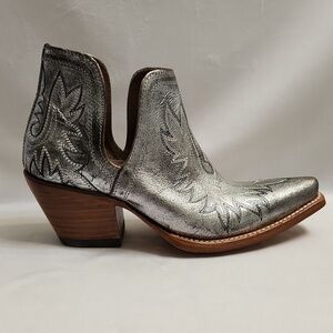 Ariat Dixon Silver Metallic Leather Distressed Heeled Western Boots (W Size 7.5)
